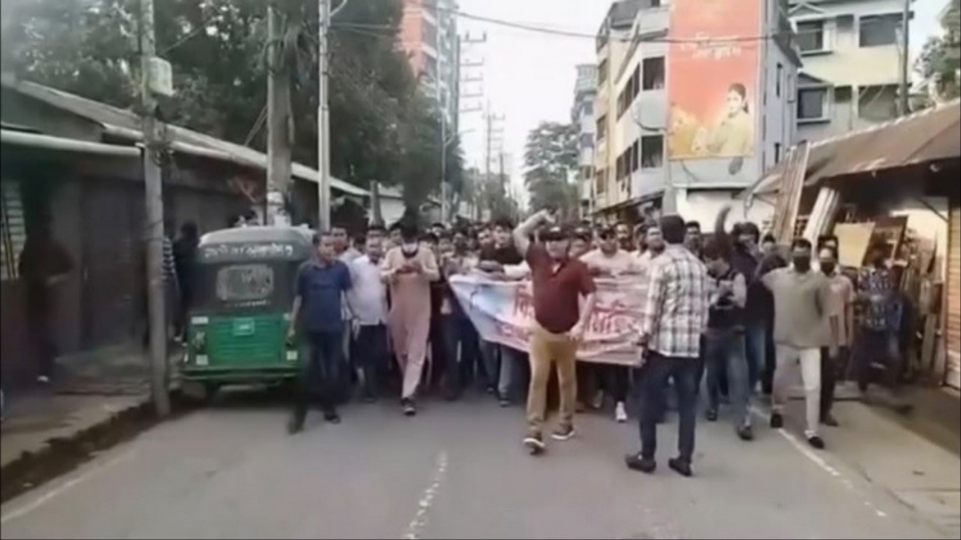 নগরীতে 'পুলিশের সামনেই' আ. লীগের ঝটিকা মিছিল, আটক ৪