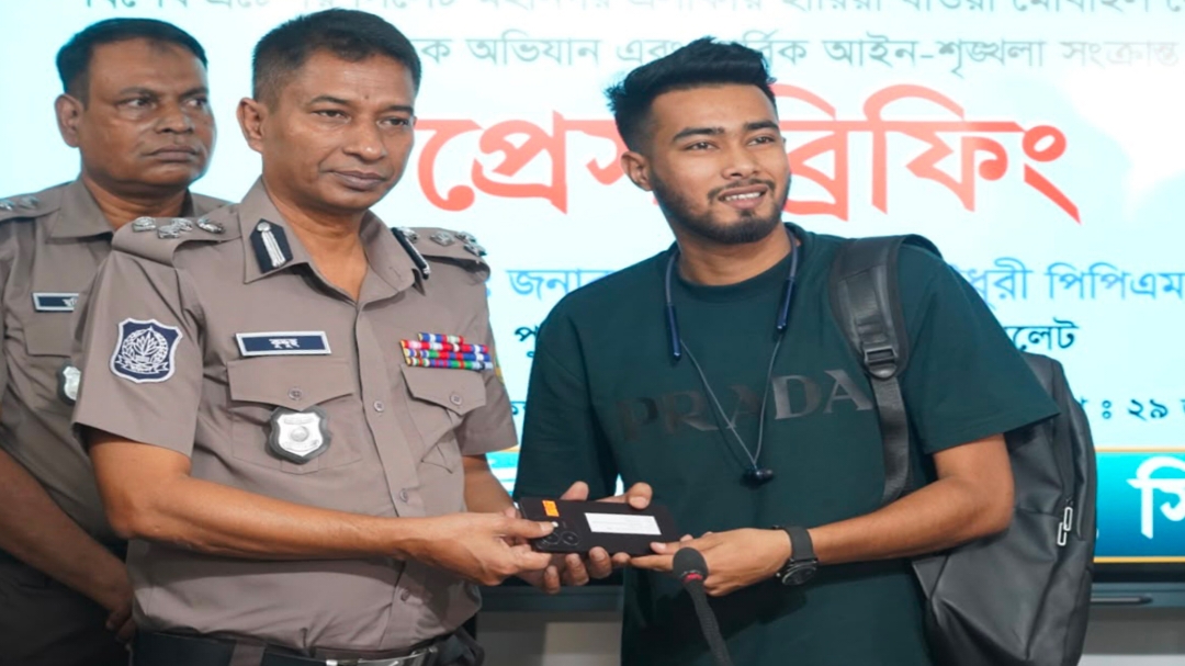 সিলেটে চুরি হওয়া ৬৮ ফোন উদ্ধারের পর মালিকদের কাছে হস্তান্তর