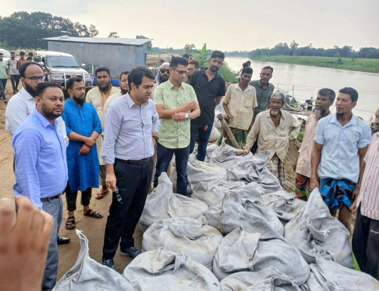 চুনারুঘাটে খোয়াই নদীর ভাঙ্গন থেকে রাস্তা রক্ষার কাজের উদ্বোধন