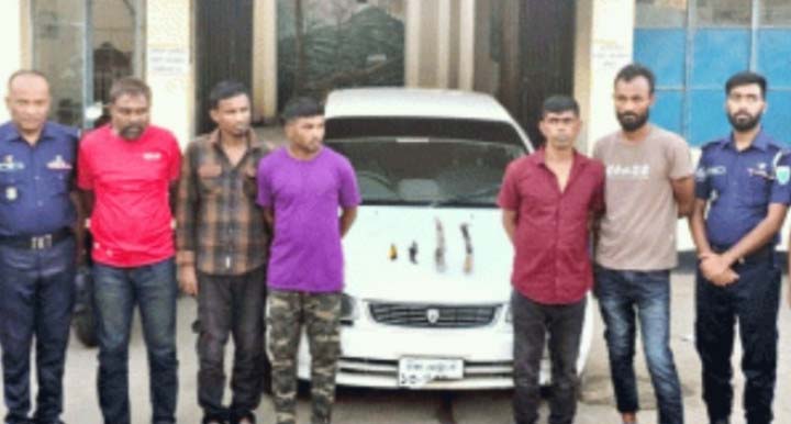 মৌলভীবাজারে অস্ত্র ও প্রাইভেটকারসহ ৫ ডাকাত গ্রেফতার