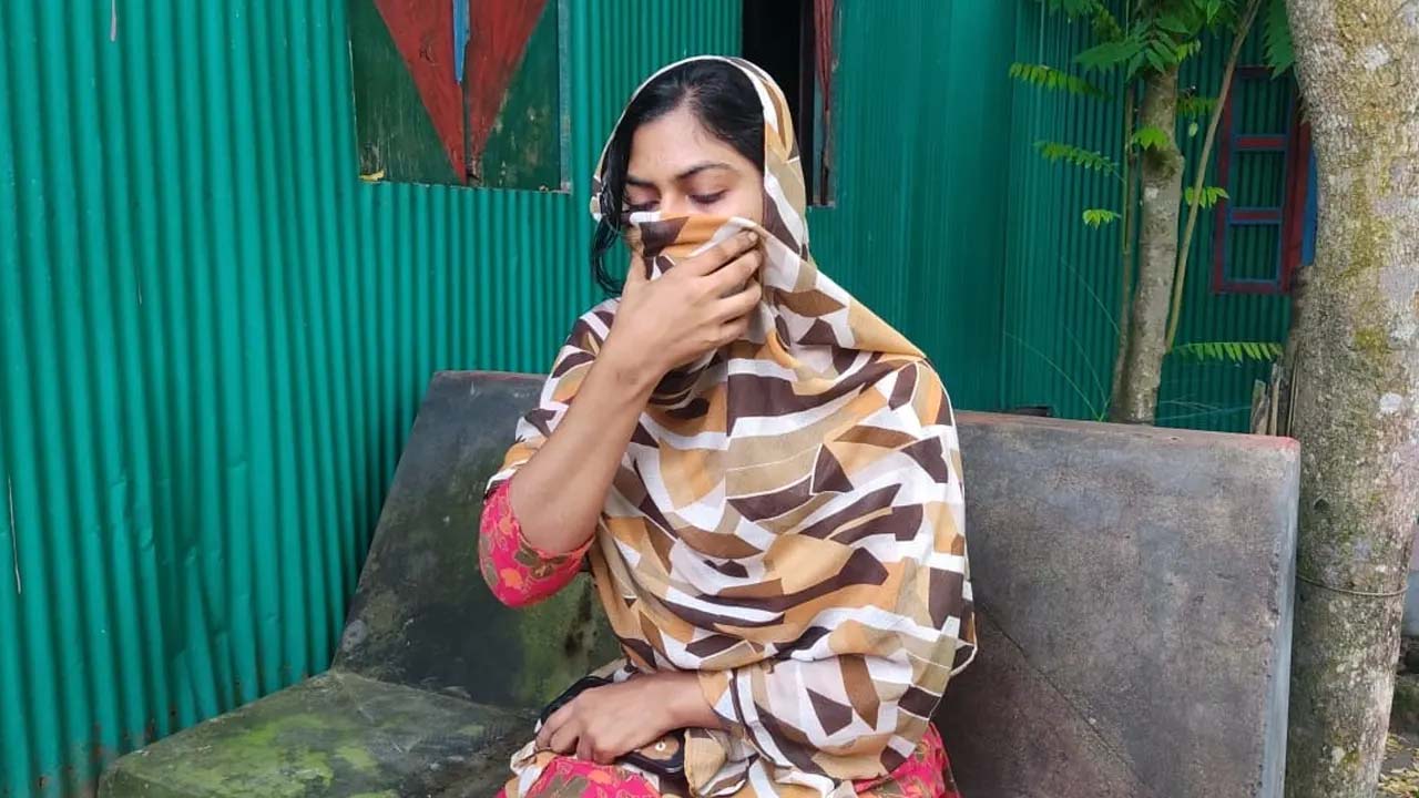 বিয়ের দাবিতে অনশনে তরুণী, প্রেমিকসহ আত্মগোপনে পরিবার