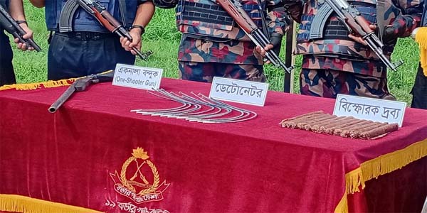 কাঁটাতারে যৌথ বাহিনীর হানা: সিলেট সীমান্তে বিপুল অস্ত্র ও বিস্ফোরক উদ্ধার