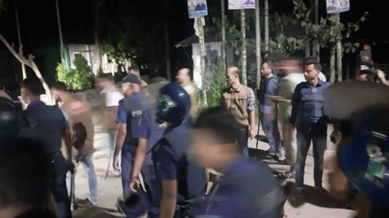 মাইকে ঘোষণা দিয়ে ছাত্রদল নেতাদের ওপর ‘আ.লীগের’ হামলা, আহত ১৮