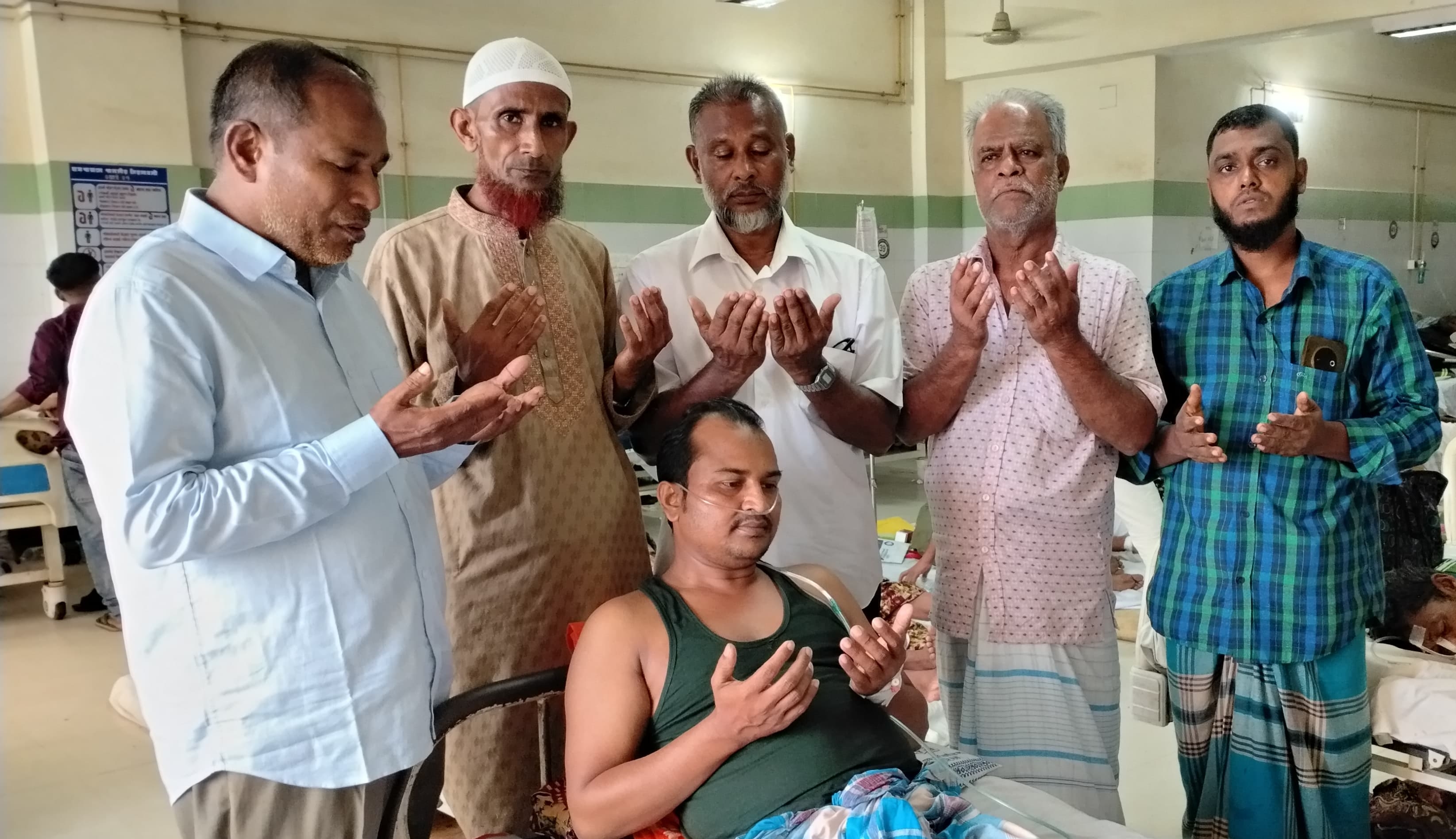 অসুস্থ ফটো সাংবাদিক আব্দুল খালিকের শয্যাপাশে সিলেট জেলা রিক্সা শ্রমিক ইউনিয়নের নেতৃবৃন্দ