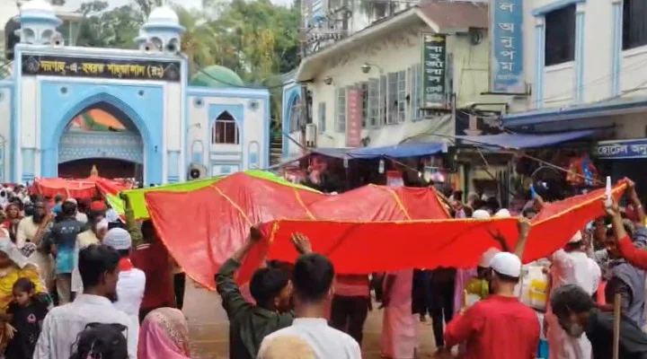 হযরত শাহজালাল (রহ.) এর দুদিনব্যাপী ওরস শুরু, ভক্তদের ঢল হযরত শাহজালাল (রহ.) এর দুদিনব্যাপী ওরস শুরু, ভক্তদের ঢল