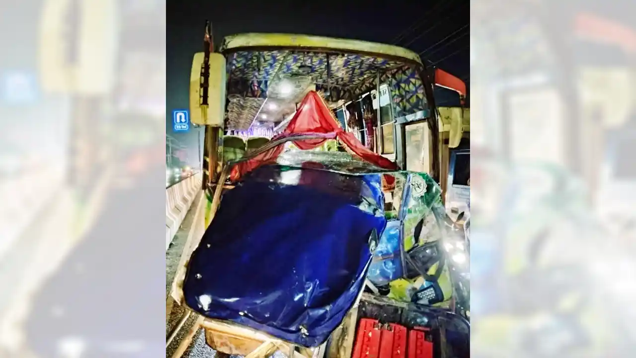 বাসের ধাক্কায় প্রাণ গেল ৩ অটোরিকশা যাত্রীর