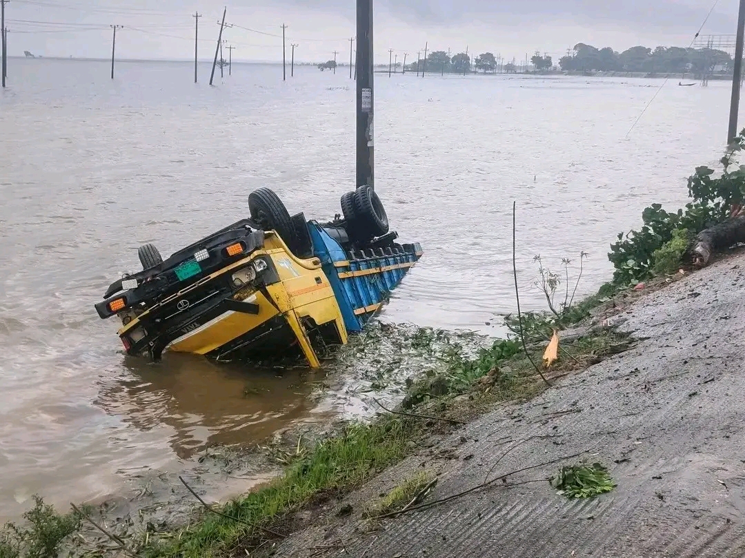 সুনামগঞ্জে নিয়ন্ত্রণ হারিয়ে খাদে পড়ল মালবাহী ট্রাক, অল্পের জন্য বড় দুর্ঘটনা এড়ানো সুনামগঞ্জে নিয়ন্ত্রণ হারিয়ে খাদে পড়ল মালবাহী ট্রাক, অল্পের জন্য বড় দুর্ঘটনা এড়ানো
