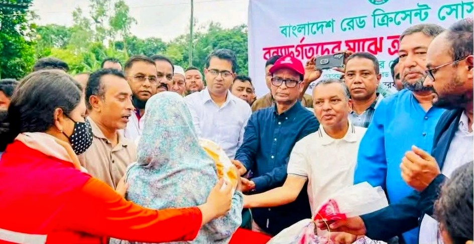 হবিগঞ্জে বন্যাদুর্গত পরিবারের মাঝে রেড ক্রিসেন্ট সোসাইটির খাদ্য সামগ্রী বিতরণ