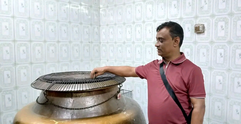 সিলেটে হযরত শাহজালাল (রহঃ) মাজারের উন্নয়নে অর্থ প্রদান করলেন দৈনিক যুগান্তরের ষ্টাফ রিপোর্টার হাবিব সরোয়ার আজাদ