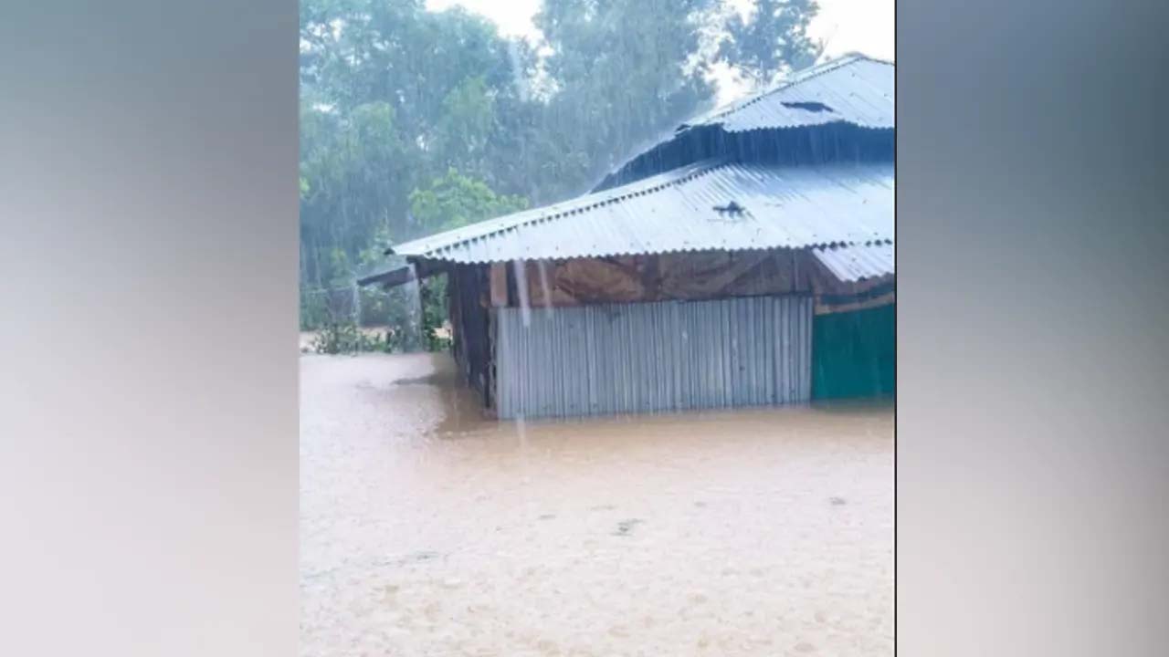 বন্যা-পাহাড়ধসে প্রাণহানি ৫, বিপর্যস্ত দুই লক্ষাধিক মানুষ