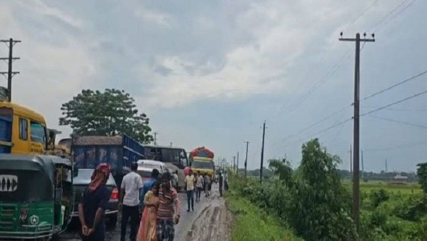 ঢাকা-সিলেট মহাসড়কের সরাইলে দীর্ঘ যানজট, বৃষ্টিতে বাড়তি ভোগান্তি