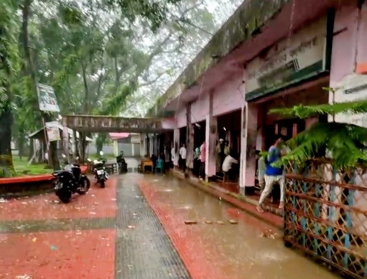 নাগরিক সেবা নেই বাহুবল সাবরেজিস্টার অফিসে