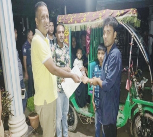 মোবাইল ফেরত দিয়ে উপহার পেলেন টমটম!