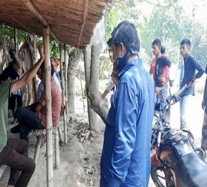 গভীর রাতে গোপনে নারীদের ভিডিও ধারণ, আতঙ্কে গ্রামবাসীর পাহারা
