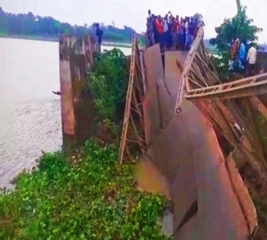 সুনামগঞ্জে বেইলি ব্রিজ ভেঙে ট্রাক পানিতে, নিখোঁজ ৩