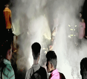 শান্তিগঞ্জে গ্যাস সিলিন্ডার বিস্ফোরণে ৯ বসতঘর পুড়ে ছাই