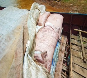 তাহিরপুরে ১৪ লক্ষাধিক টাকার ভারতীয় চিনিসহ নৌকা আটক