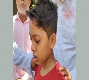 বাবার হত্যাকারীর গ্রেপ্তারসহ শাস্তির দাবিতে ইউএনও সামনে হাউমাউ করে কাঁদছিলো অবুঝ শিশু নিশান