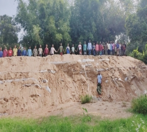 দোয়ারাবাজার সীমান্তে চিলাই নদীর পাড় কেটে বালু বিক্রি