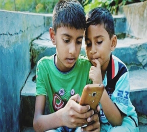 প্রযুক্তিতে দৃষ্টি কমছে শিশুদের