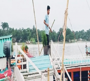 সুনামগঞ্জ হাওরে হাউজবোটে অবৈধভাবে টানছে বিদ্যুৎ লাইন
