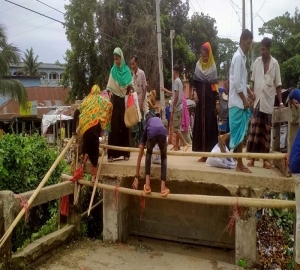 ধর্মপাশায় বিকল্প ব্যবস্থা না থাকায় ঝুঁকি নিয়ে পারাপার