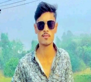 বাহুবলে ভ্যান চাপায় কলেজ ছাত্র নিহত