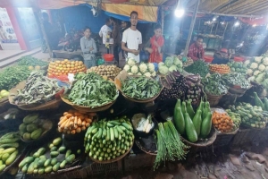 বাজারে অচল স্বল্প আয়ের মানুষ