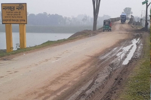 জগন্নাথপুরে কাদামাটিতে পিচ্ছিল সড়ক বাড়ছে দুর্ঘটনার ঝুঁকি