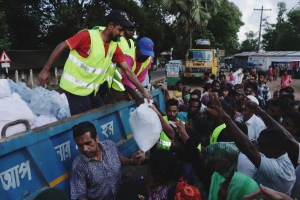 কমলগঞ্জে বানভাসি মানুষের পাশে সিলেট সিটি কর্পোরেশনের জনপ্রতিনিধিরা 