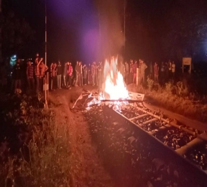 কুলাউড়ায় রেল লাইনে দুর্বৃত্তদের আগুন, চলন্ত ট্রেন থামিয়ে গিয়ে নেবালো চালক