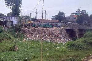 ময়লার চাপে মরা খোয়াই নদী