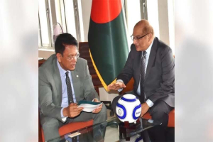 বাংলাদেশকে ১ হাজার ফুটবল উপহার দিল পাকিস্তান
