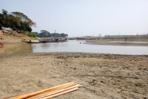 মধ্যনগরে নাব্যতা সংকটে সুমেশ্বরী নদী