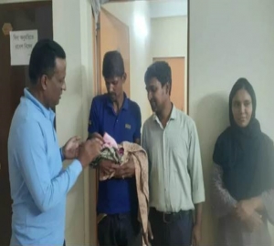 জগন্নাথপুরে স্ত্রীর চিকিৎসা ব্যয় মেটাতে কিডনি বিক্রির সিদ্ধান্ত, পাশে দাঁড়ালেন ওসি