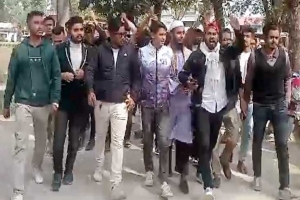 ফসল রক্ষা বাধে দু র্নী তি র প্রতিবাদকারী ছাত্রদের উপর হা ম লা!