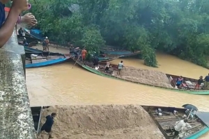 বিজিবি সোর্স এর সাথে  ৫০ হাজার টাকার চুক্তি   সুনামগঞ্জে বালু বোঝাই ট্রলার  মুক্তি!