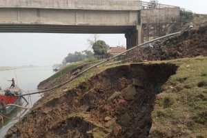 তাহিরপুরে মাটি ভরাট করতে গিয়ে সংযোগ সড়কে ধস