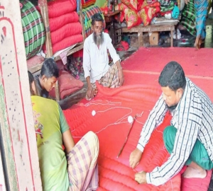 ব্যস্ত হাতে চলছে লেপ তোশকে ফোঁড় তোলা