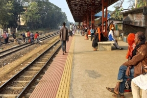 মাধবপুরে অনিরাপদ প্ল্যাটফর্মে শঙ্কিত যাত্রী