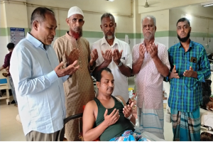 ফটো সাংবাদিক আব্দুল খালিকের শয্যাপাশে সিলেট জেলা রিক্সা শ্রমিক ইউনিয়নের নেতৃবৃন্দ