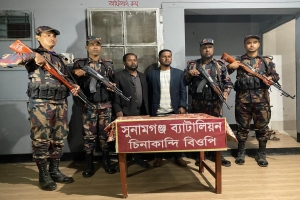 ভারতে প্রবেশের দায়ে বিজিবির হাতে ২ বাংলাদেশী আটক 
