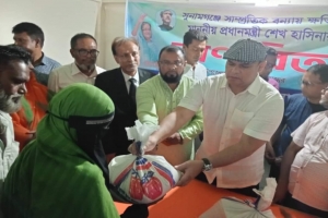 বিশ্বম্ভরপুরে বন্যার্তদের মাঝে ত্রাণ বিতরণ করলেন পলিন 