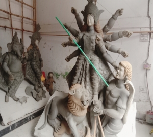 শারদীয় দুর্গোৎসবের আগমনী বার্তায় প্রতিমা তৈরীতে ব্যস্ত মৃৎশিল্পীরা