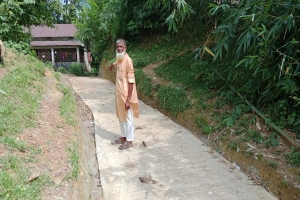 দূর্ভোগ কমাতে বরাদ্দ পাওয়ার আগেই সড়ক নির্মাণ করে দিলেন ইউপি সদস‍্য