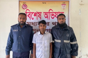 মধ্যনগরে কিশোর গ্রে ফ তা র