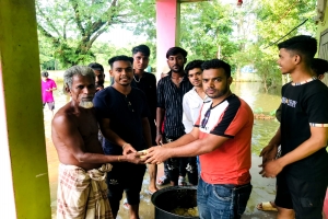 কুলাউড়ায় আশ্রয় কেন্দ্র সহ ৫ শতাধিক বন্যার্তদের মধ্যে রান্না খাবার বিতরণ