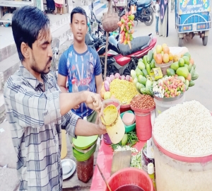 ঝালমুড়িতেই ছাদেকের আয় লাখ টাকা