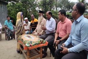 মাধবপুরে শহীদ শেখ শামীমের বাড়িতে জেলা প্রশাসক 
