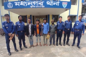 মধ্যনগরে ৯শ কেজি চিনিসহ আটক ৪